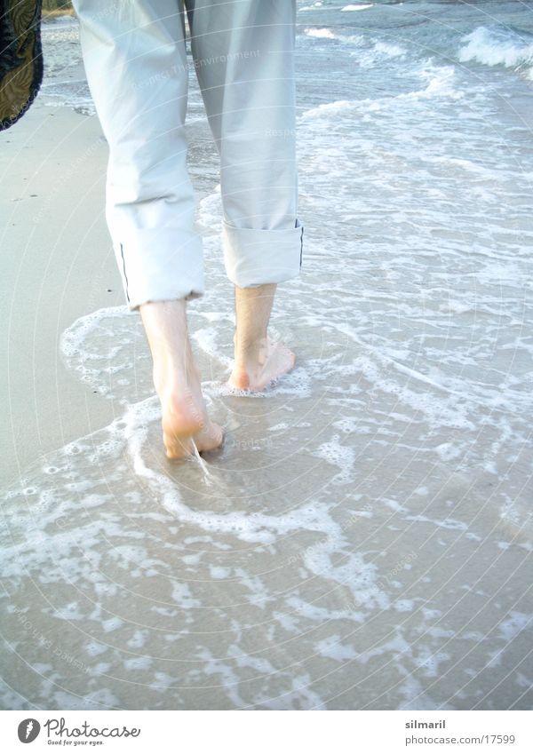 Strandserie III Mann Meer Wellen Reflexion & Spiegelung gehen Spaziergang wandern Hose nass Fußspur Gischt Kieselsteine Schuhe Sand laufen Beine Wassertropfen