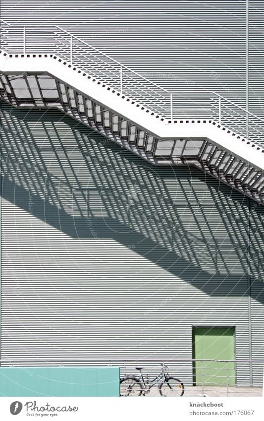 liniert Farbfoto Außenaufnahme Tag Licht Schatten Zentralperspektive Menschenleer Gebäude Architektur Mauer Wand Treppe Fassade kalt modern grau