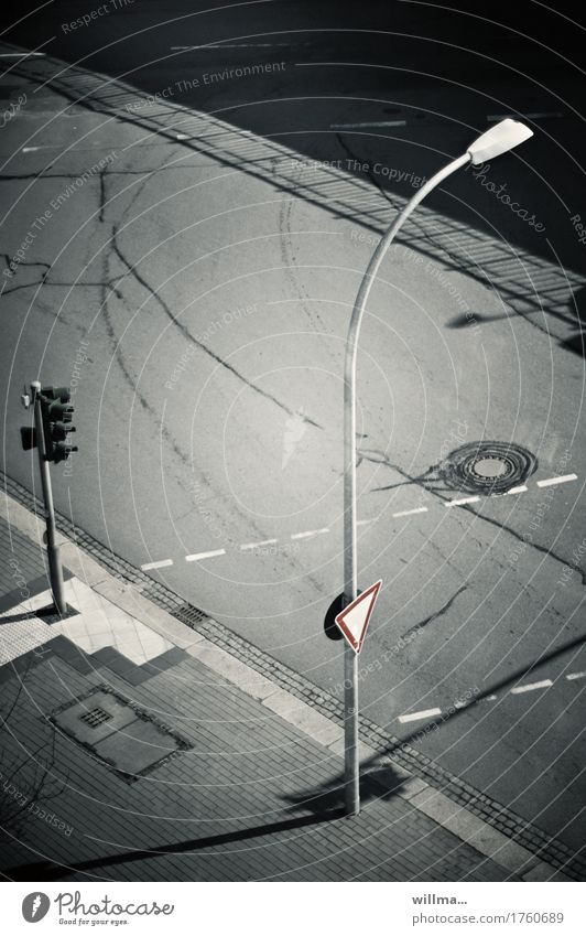 Leere Straße mt Bogenlaterne und Verkehrsschild und Ampel Laterne Straßenbeleuchtung Verkehrswege Straßenverkehr Verkehrszeichen Bürgersteig Fußweg