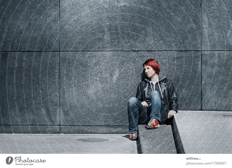 Junge lässige Frau in Lederjacke und Jeans nimmt sich auf Stufen sitzend eine kleine Auszeit Jugendliche Junge Frau rothaarig beobachten Langeweile Erschöpfung