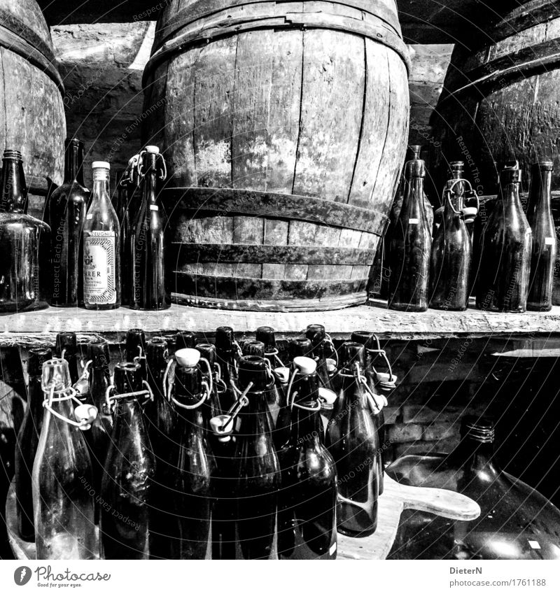 Flaschenpfand Holz Glas grau schwarz weiß Fass alt Kellergewölbe Weinfass Bierflasche Regal holzfass verfallen Schwarzweißfoto Innenaufnahme Menschenleer Licht
