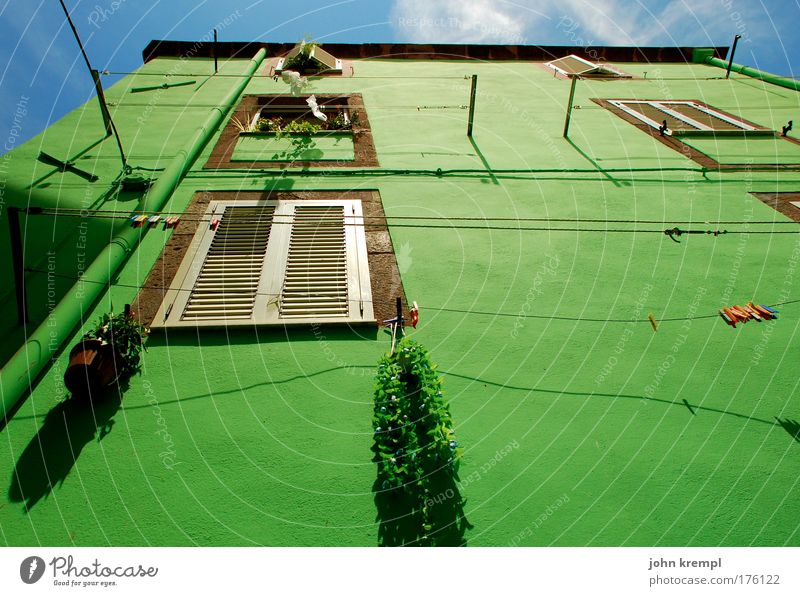 schimmelgrün ist das haus des vergessens Farbfoto mehrfarbig Außenaufnahme Himmel bosa Sardinien Italien Kleinstadt Haus Bauwerk Gebäude Architektur Mauer Wand
