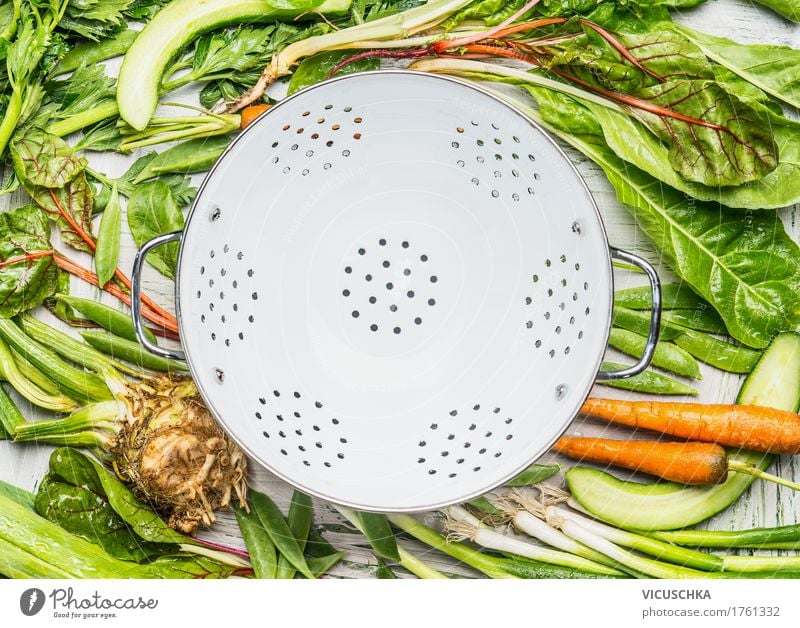 Grünes Bio Gemüse um leerem Küchensieb Lebensmittel Ernährung Bioprodukte Vegetarische Ernährung Diät Geschirr Stil Design Gesundheit Gesunde Ernährung Sommer