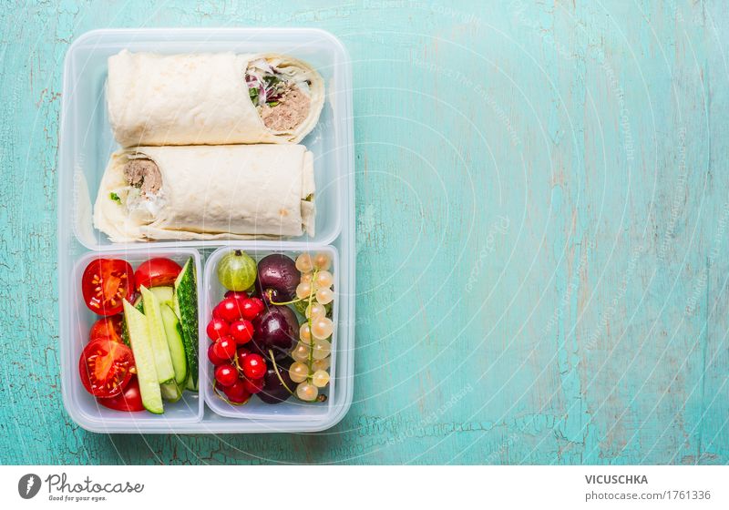 Gesundes Lunch box mit Thunfisch Tortilla Wraps Lebensmittel Fisch Gemüse Salat Salatbeilage Frucht Ernährung Mittagessen Büffet Brunch Bioprodukte