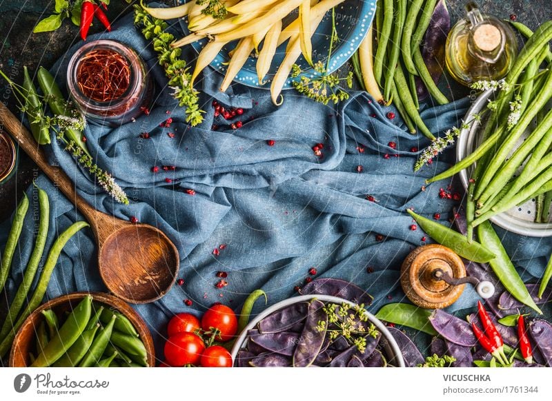Kochen mit bunten Erbsen- und Bohnenschoten Lebensmittel Gemüse Kräuter & Gewürze Öl Ernährung Bioprodukte Vegetarische Ernährung Diät Geschirr Stil Design