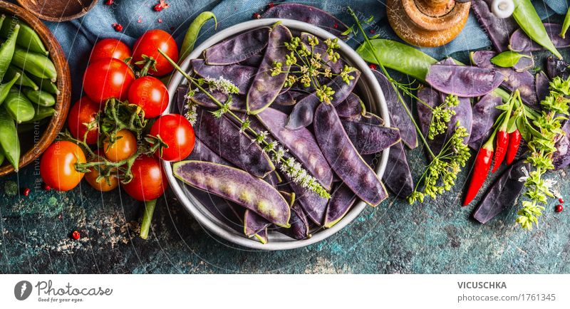 Lila Erbsenschoten mit Kochzutaten Lebensmittel Gemüse Kräuter & Gewürze Ernährung Bioprodukte Vegetarische Ernährung Diät Geschirr Schalen & Schüsseln Stil