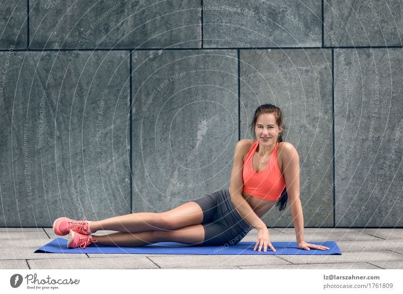 Geeignete junge Frau, die oben auf Yogamatte sitzt Lifestyle Glück Körper Gesicht Sommer Sport Erwachsene 1 Mensch 18-30 Jahre Jugendliche brünett Fitness