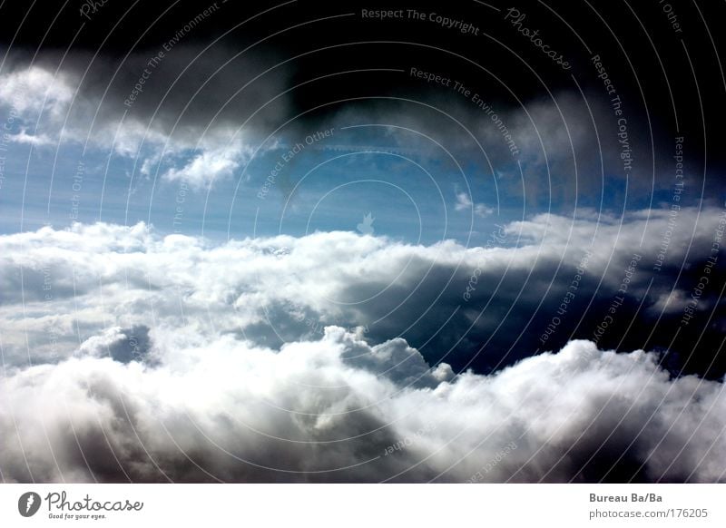 Zwischen Hölle und Himmel Farbfoto Luftaufnahme Tag Lebensfreude blau Wolken Luftverkehr