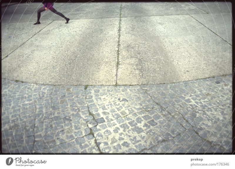 Gerade nochmal gutgegangen Farbfoto Außenaufnahme Weitwinkel Mensch feminin Junge Frau Jugendliche Gesäß Beine Fuß gehen laufen einfach rebellisch