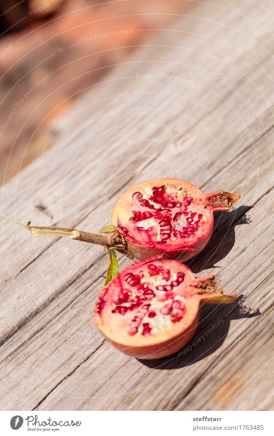 Frischer roter Granatapfelfrucht Punica granatum Lebensmittel Frucht Süßwaren Ernährung Essen Frühstück Bioprodukte Vegetarische Ernährung Diät Lifestyle schön