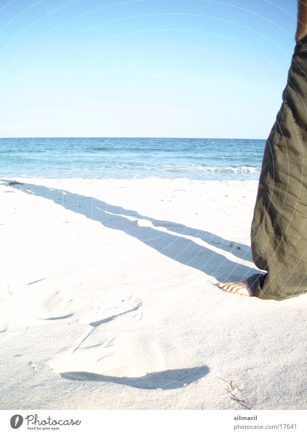 Lonesome on the beach II Strand Meer Mann Freizeit & Hobby Ferien & Urlaub & Reisen Erholung Kur Kurort Horizont stehen Hose Aufenthalt ruhig Ferne Denken