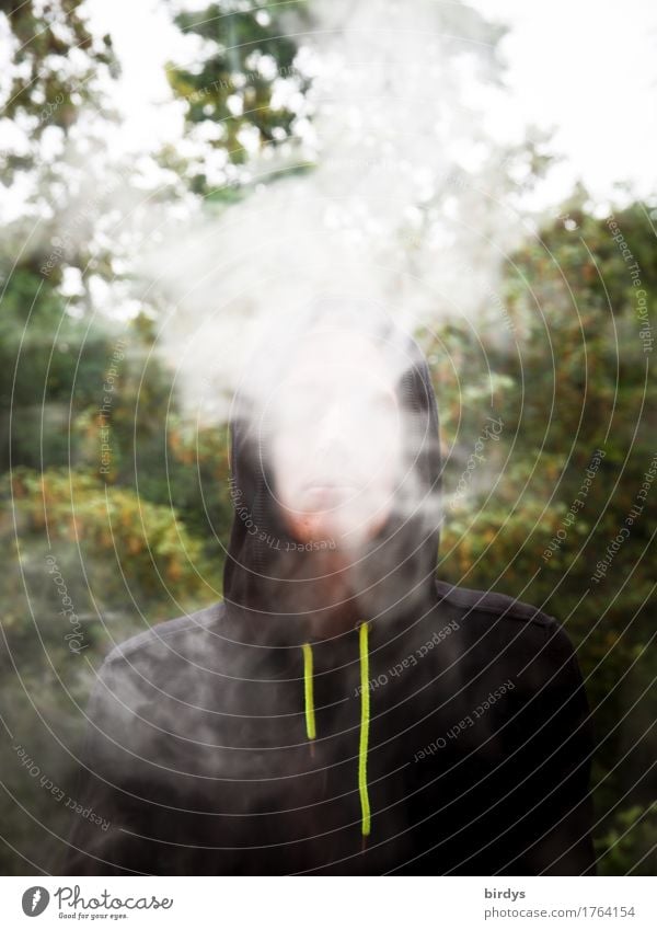 Jugendlicher beim Rauchen bzw. dampfen einer E-Zigarette, stößt Dampfwolken aus Rauschmittel maskulin Junger Mann 1 Mensch 18-30 Jahre Erwachsene Sommer Baum