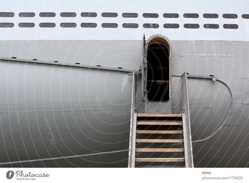 [KI09.1] - Was am Strand so rumliegt ... U-Boot Wasserfahrzeug Fahrzeug von A nach B Eingang Tür Luke grau Museum Treppe besuchen besichtigen historisch