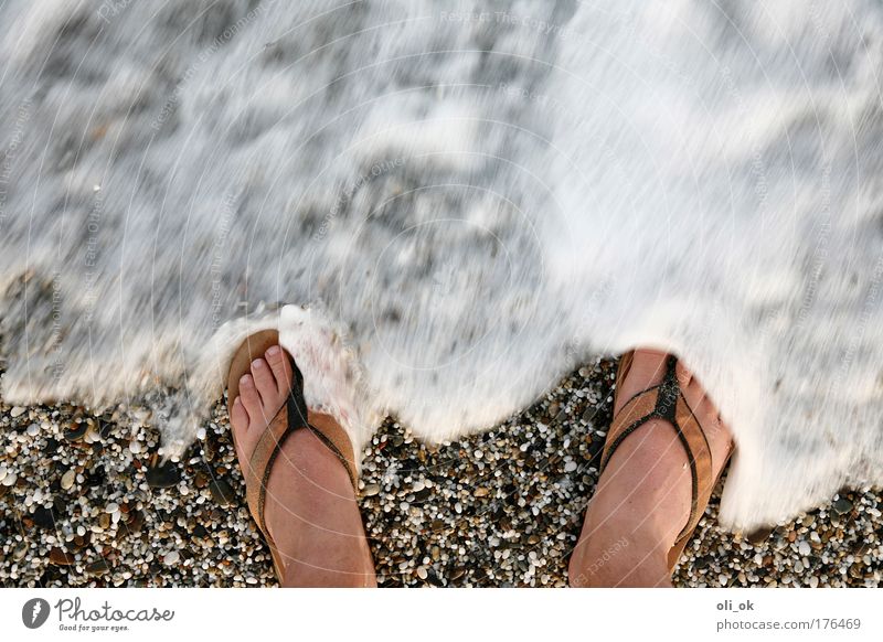 Strandgefühl Farbfoto Außenaufnahme Textfreiraum oben Tag Bewegungsunschärfe Vogelperspektive Sommer Sommerurlaub Meer Wellen Fuß 1 Mensch Wasser Schönes Wetter