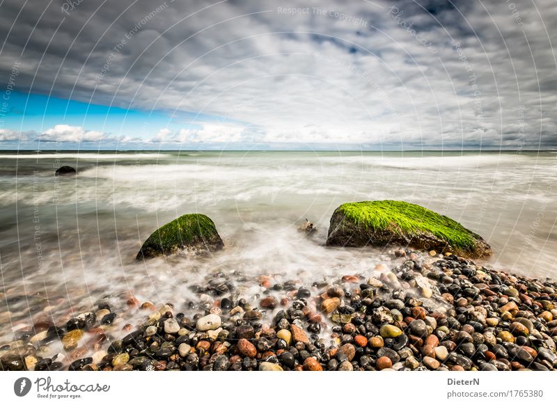 Weite Strand Meer Landschaft Wasser Wolken Horizont Ostsee blau grau grün schwarz weiß Mecklenburg-Vorpommern Stein Felsen Wellen Gischt Farbfoto mehrfarbig