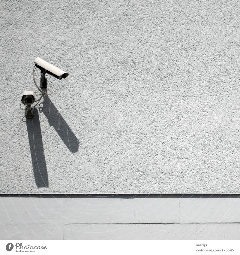 C U Außenaufnahme Textfreiraum rechts Videokamera Überwachungskamera 2 Mensch Gebäude beobachten Kommunizieren Blick Sicherheit Wachsamkeit Angst Kontrolle