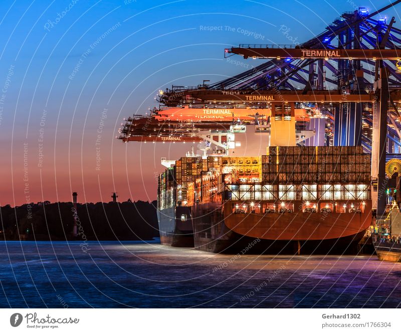 Containerschiff in der Abendsonne im Containerhafen Hamburg Hafenstadt Industrieanlage Sehenswürdigkeit Schifffahrt Wasser blau gold orange Kraft