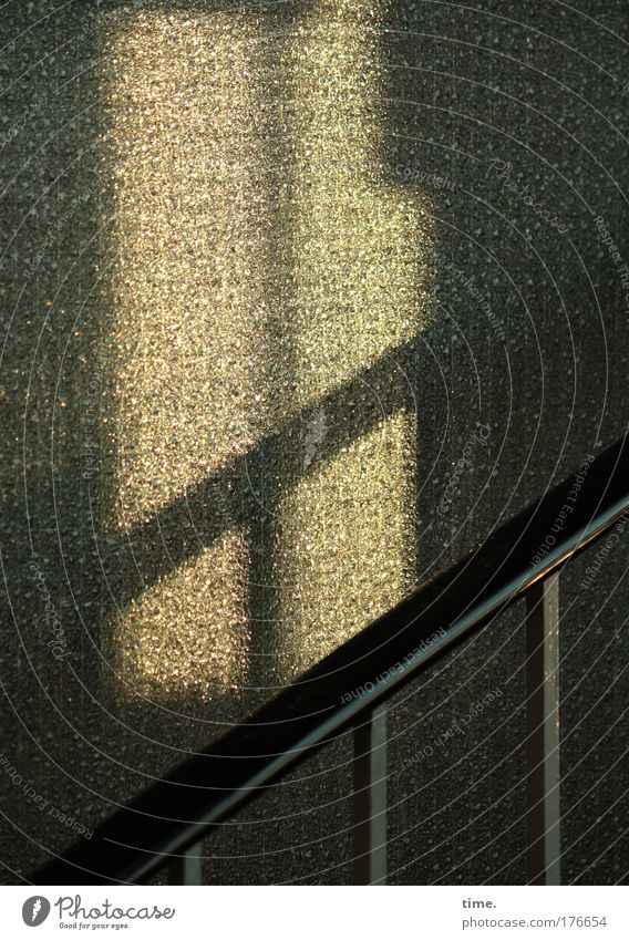 Treppenhaus am Abend Licht Farbfoto Treppengeländer Glas Scheibe Schatten Dämmerung hinauf aufwärts diagonal Kreuz Einsamkeit leer ruhig
