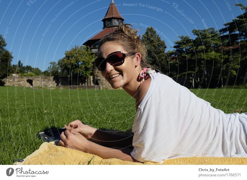chris_by_fotoart Zufriedenheit Erholung Sommer Junge Frau Jugendliche Erwachsene 1 Mensch 18-30 Jahre Landkreis Esslingen Park Burg oder Schloss T-Shirt