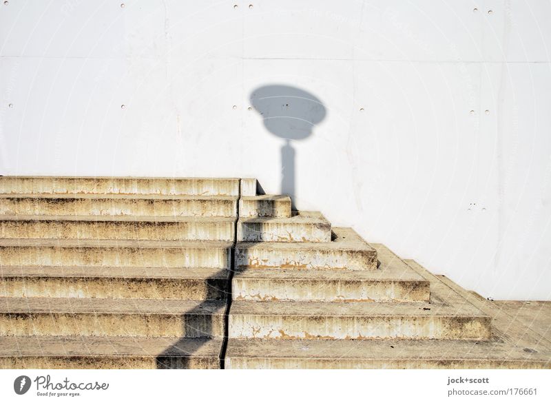 Eine Kreuzung von Beton mit Schatten Umwelt Mauer Treppe eckig einfach modern Ecke dreckig Schattenspiel Detailaufnahme abstrakt Strukturen & Formen