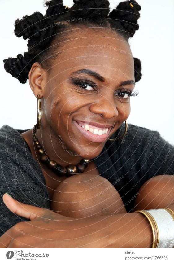 . feminin Frau Erwachsene 1 Mensch Jacke Schmuck Tattoo Ohrringe Armreif Haare & Frisuren schwarzhaarig Afro-Look beobachten festhalten Lächeln lachen Blick