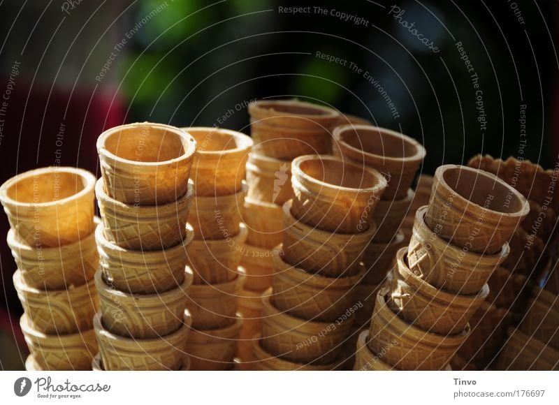 Eiswaffeln Farbfoto Außenaufnahme Nahaufnahme Textfreiraum oben Tag Licht Schatten Speiseeis Süßwaren Sommer Ernährung Stapel Spitztüte Waffel knusprig