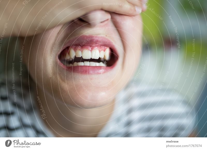 schöne Zähne Gesicht Mundhygiene Zahnpflege Gesunde Ernährung Mädchen Kindheit Jugendliche Nase Lippen Hand Finger Schulter Hals 1 Mensch 8-13 Jahre