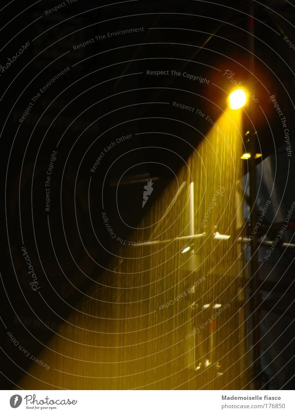 Scheinwerferlicht im Regen Nachtleben Feste & Feiern Open Air Sommer gelb schwarz Enttäuschung Farbfoto Außenaufnahme Menschenleer Textfreiraum links