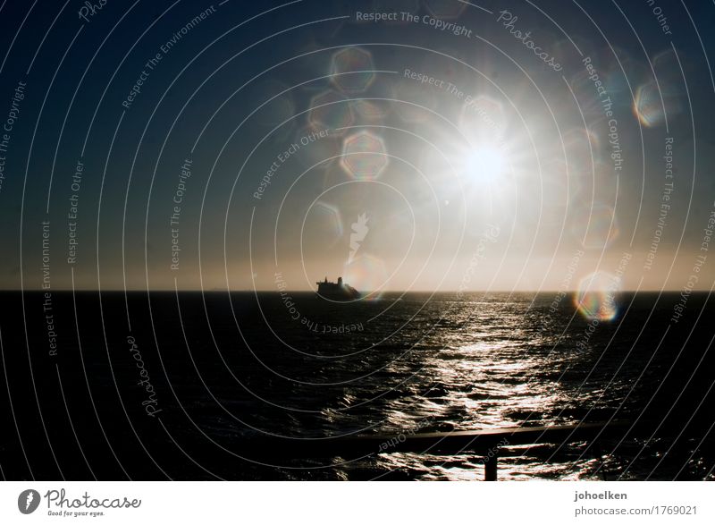 Ausblick Wasser Wassertropfen Wolkenloser Himmel Horizont Sonne Sonnenaufgang Sonnenuntergang Sonnenlicht Schönes Wetter Wellen Meer Schifffahrt Passagierschiff