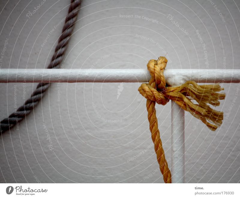 [KI09.1] - Ein Schiffchen ist trotzdem kein Ponyhof Tau Seil Bootswand Metall Reling Stab Knoten T-Kreuzung rechtwinklig Lack Farbe lackiert Bootslack Wasser
