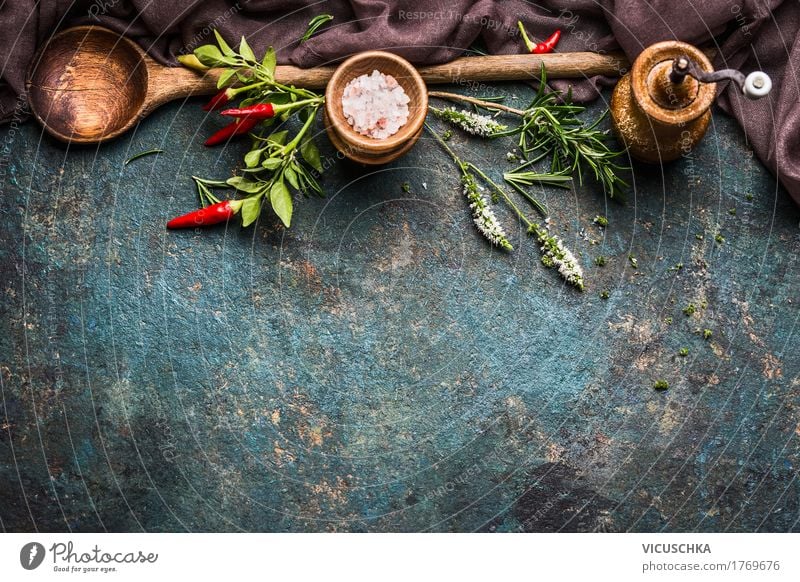 Kochen Hintergrund mit Löffel, frische Kräuter und Gewürze Lebensmittel Kräuter & Gewürze Ernährung Abendessen Festessen Bioprodukte Vegetarische Ernährung Diät