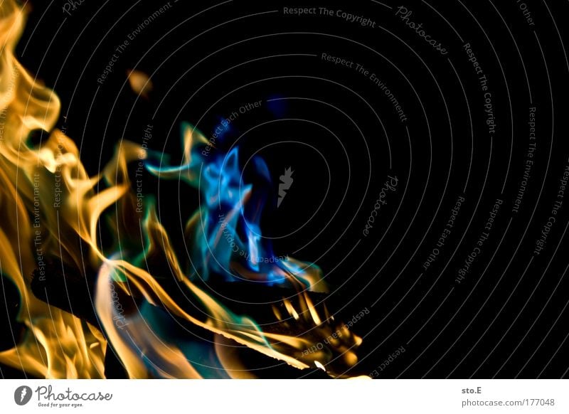 flamme, bunt Farbfoto mehrfarbig Außenaufnahme Experiment abstrakt Menschenleer Textfreiraum rechts Kunstlicht Licht Schatten Lichterscheinung Low Key