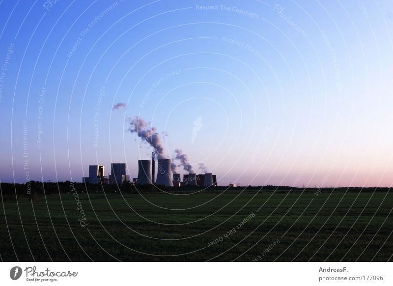 C0² Farbfoto Außenaufnahme Textfreiraum oben Abend Dämmerung Energiewirtschaft Kohlekraftwerk Industrie Umwelt Natur Landschaft Himmel Klima Klimawandel Feld