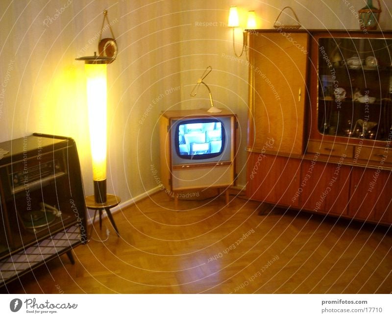 Wohnzimmer im Stil der 50er Jahre mit Röhrenfernseher. Foto: Alexander Hauk Freude Wohnung Möbel Lampe Uhr historisch Fünfziger Jahre aus den Jahren.