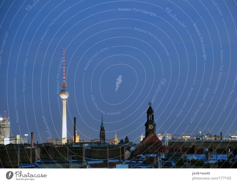 Dämmerung über Berlin Umwelt Wolkenloser Himmel Hauptstadt Stadtzentrum Skyline Kirche Turm Architektur Sehenswürdigkeit Wahrzeichen Berliner Fernsehturm