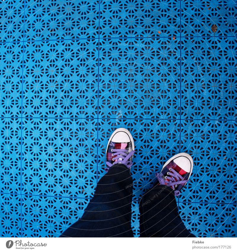 blau Farbfoto mehrfarbig Außenaufnahme Detailaufnahme Muster Strukturen & Formen Textfreiraum oben Tag Vogelperspektive Mode Hose Jeanshose Schuhe stehen