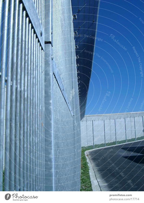 Gefängniszaun der Justizvollzugsanstalt Kempten. Foto: Alexander Hauk Gefängniswärter Wirtschaft Vorfreude Optimismus diszipliniert Stress Verzweiflung