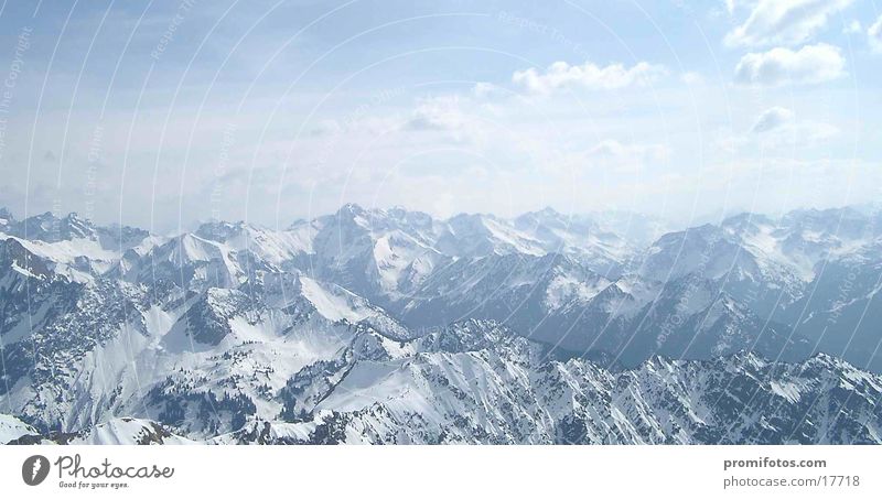 Ponorama über die Alpen vom Nebelhorn im Oberallgäu. Foto: Alexander Hauk Berge u. Gebirge beobachten gehen wandern groß Bergblick Panorama (Bildformat) Allgäu