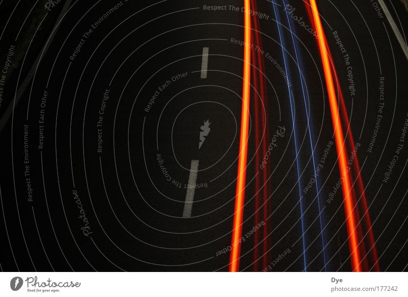 Mit Lichtgeschwindigkeit Farbfoto Außenaufnahme Textfreiraum links Nacht Langzeitbelichtung Bewegungsunschärfe Vogelperspektive Blick nach unten Verkehr