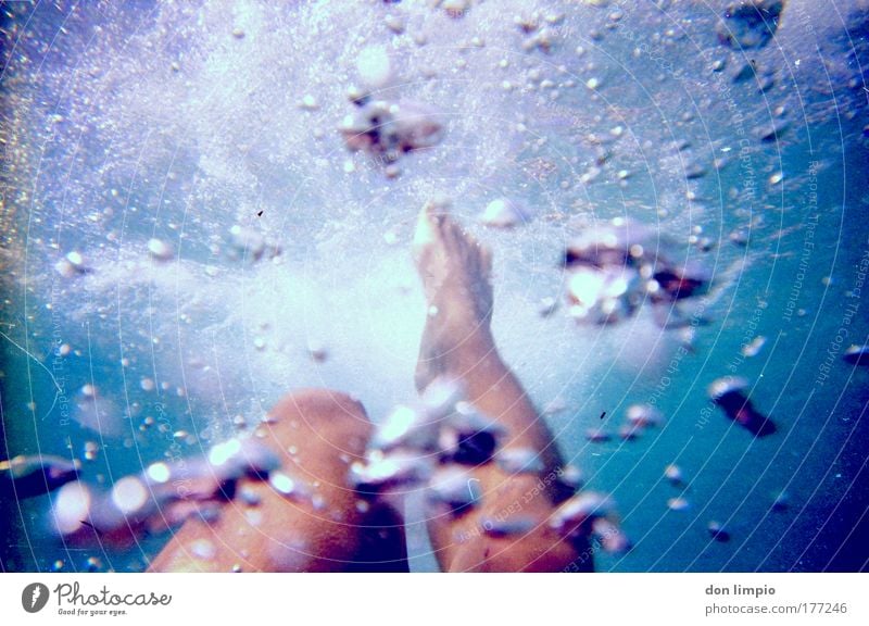 bon aqua Unterwasseraufnahme Tag Unschärfe Schwache Tiefenschärfe Whirlpool Schwimmen & Baden Meer Wassersport Sportler Schwimmbad Beine Fuß 1 Mensch tauchen