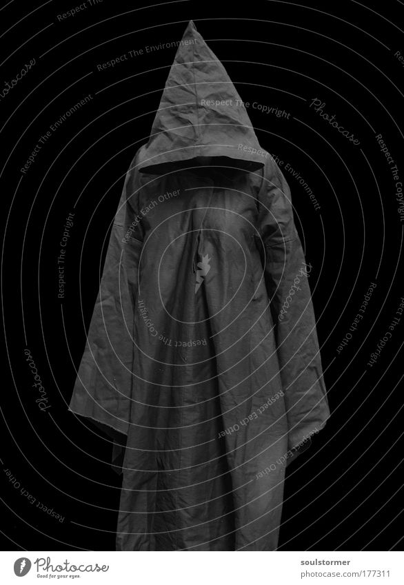 Sensemann ohne Sense Schwarzweißfoto Hintergrund neutral Silhouette Low Key Totale Ganzkörperaufnahme Vorderansicht Wegsehen Mönch Mönchskutte maskulin Leben
