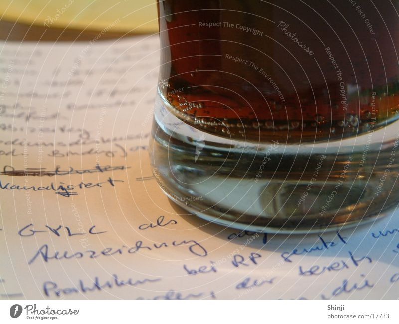 Glas auf Papier Cola Getränk Handschrift Limonade Zettel Erfrischung Makroaufnahme Nahaufnahme Medaille GYLC Mineralwasser blasen