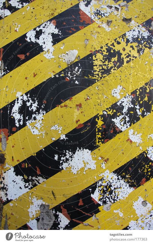 TRASH trashig Strukturen & Formen Muster Hintergrundbild Wand Warnung Warnhinweis gestreift Streifen schwarz weiß gelb Beton Gemäuer Mauer Verfall zerfallen alt