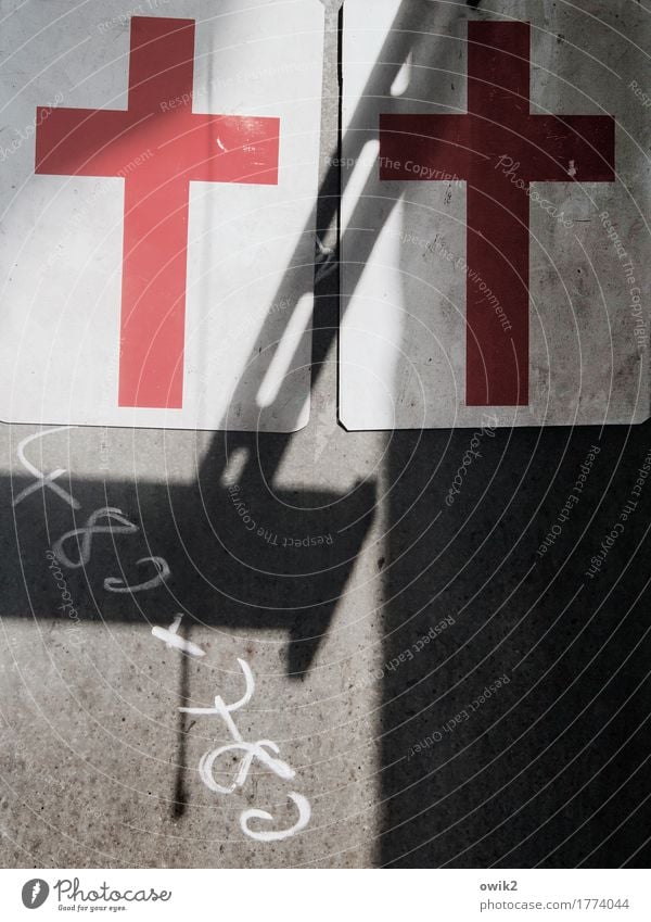 Gemeinnützig Werkstatt Mauer Wand Metall Kunststoff Zeichen Ziffern & Zahlen Christliches Kreuz dreckig einfach trashig grau rot schwarz weiß Identität