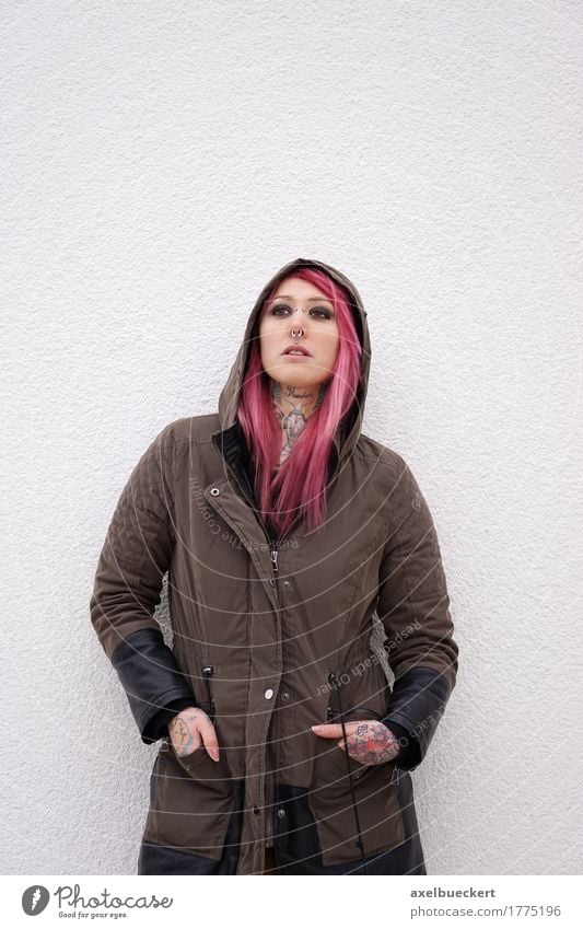 Frau mit rosa Haaren Piercings und Tattoos Lifestyle Mensch Junge Frau Jugendliche Erwachsene 1 18-30 Jahre Jugendkultur Subkultur Punk langhaarig stehen