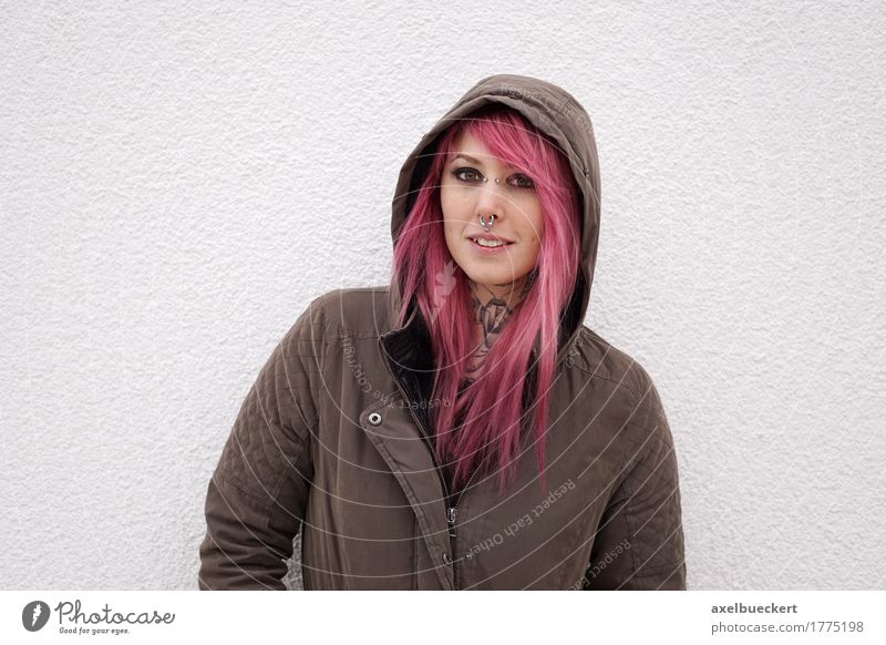 Frau mit rosa Haaren Piercings und Tattoos Lifestyle Mensch Junge Frau Jugendliche Erwachsene 1 18-30 Jahre Jugendkultur Subkultur Punk authentisch Coolness