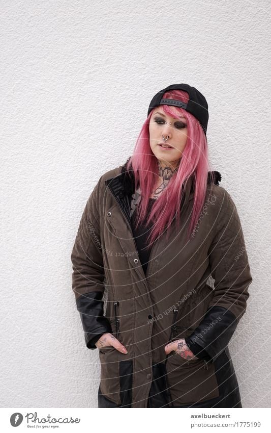 junge Frau mit rosa Haaren auf der Suche nach unten Lifestyle Stil Mensch feminin Junge Frau Jugendliche Erwachsene 1 18-30 Jahre Jugendkultur Subkultur Punk