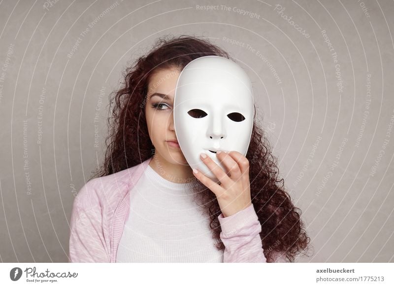 trauriges Mädchen versteckt sich hinter Maske Traurigkeit Depression Identität Krankheit Gefühle psychische Gesundheit Mensch Junge Frau Jugendliche Erwachsene
