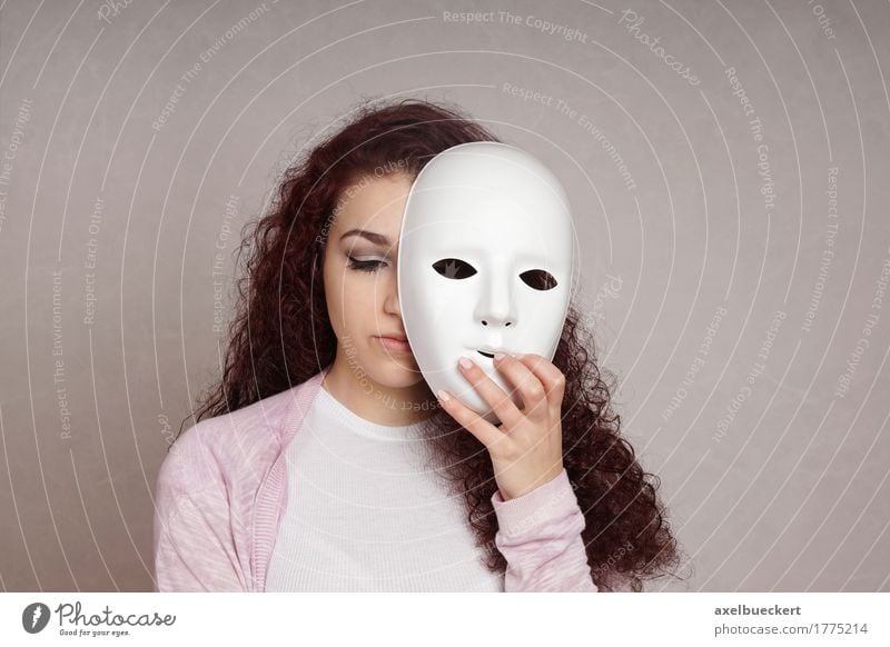 Versteckendes Gesicht des traurigen Mädchens hinter Maske Mensch feminin Junge Frau Jugendliche Erwachsene 1 18-30 Jahre Schauspieler brünett langhaarig Locken