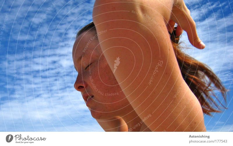 Haare binden Mensch feminin Junge Frau Jugendliche Haut Kopf Haare & Frisuren Gesicht Nase Mund Lippen Arme Hand Finger 1 18-30 Jahre Erwachsene Luft Wolken